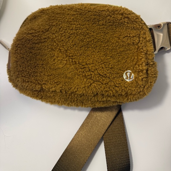 Lululemon Everywhere Belt Bag Sherpa/Fleece 1L - Picture 2 of 6
